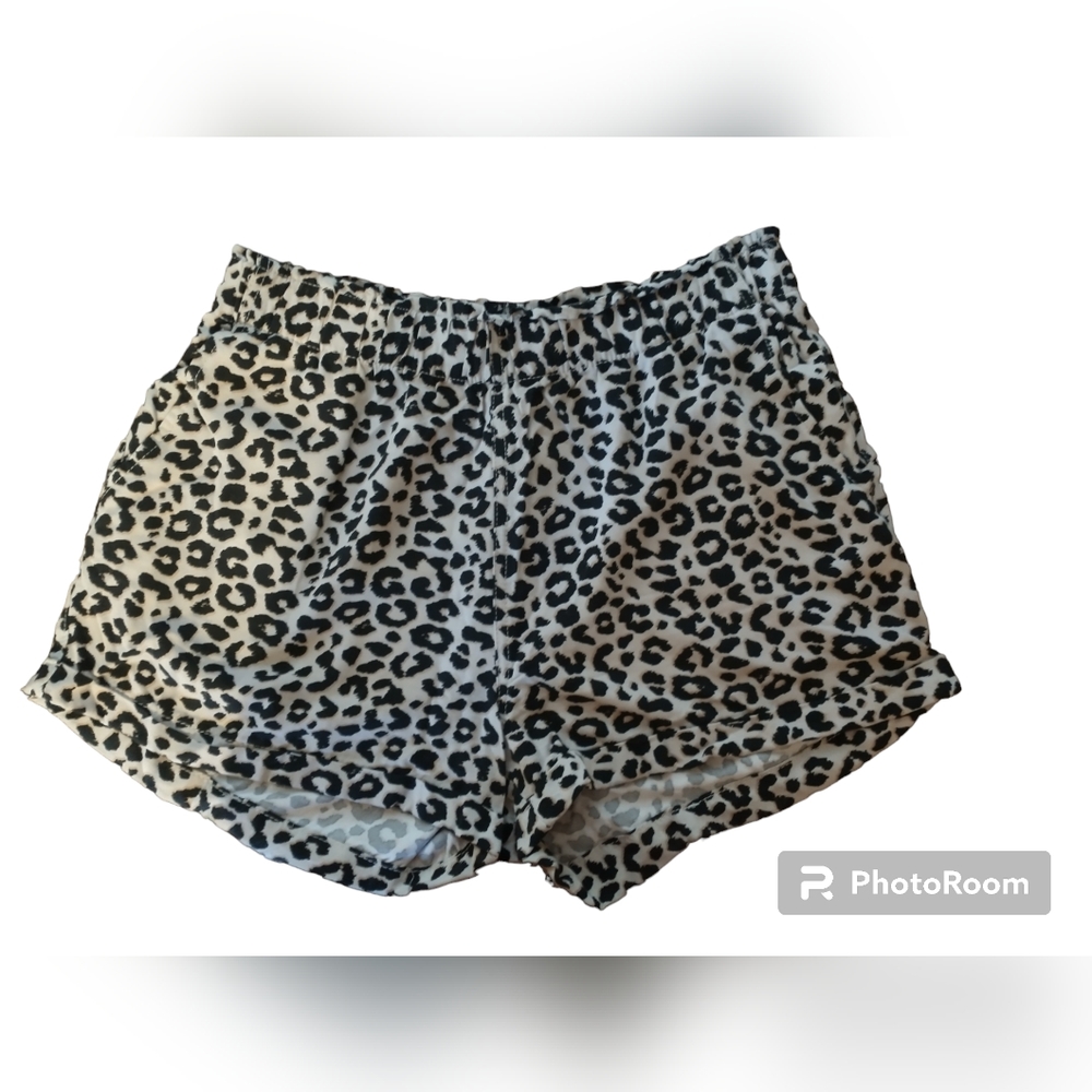 "Celebrity Pink" White and Black Leopard Cheetah Print Shorts Size M